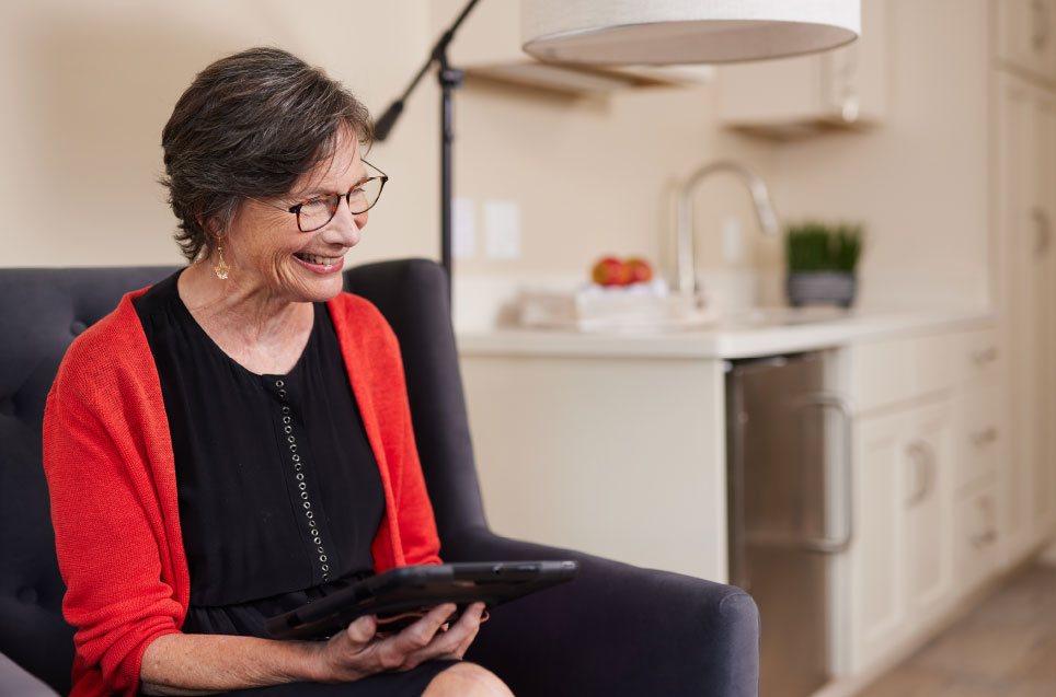 Smiling lady with tablet